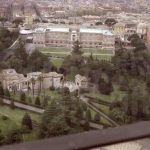 Vista de los Jardines Vaticanos desde una terraza de la Basílica de San Pedro del Vaticano en Roma
