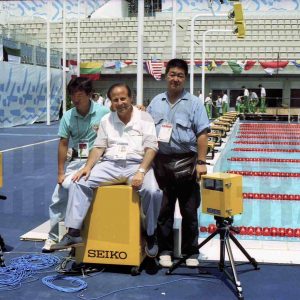 Antonio Talavera con otras personas en la sede de las pruebas de natación del Pentatlon moderno de los Juegos Olímpicos de 1992