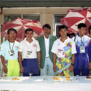 Varios atletas de Corea del Sur y Japón en la sede de las pruebas de natación del Pentatlon moderno de los Juegos Olímpicos de 1992