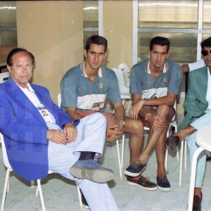 Antonio Talavera junto a otras personas en la sede de las pruebas de natación del Pentatlon moderno de los Juegos Olímpicos de 1992
