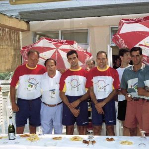 Antonio Talavera junto a varios atletas del equipo español en la sede de las pruebas de natación del Pentatlon moderno de  los Juegos Olímpicos de 1992