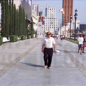 Antonio Talavera caminando por la Avenida de la Reina María Cristina de Barcelona