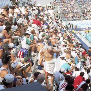 Público y atletas en las gradas de la sede de unas pruebas de natación  de los Juegos Olímpicos de 1992