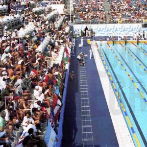 Público y atletas durante unas pruebas de natación de los Juegos Olímpicos 1992
