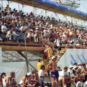 Público en las gradas de la sede de unas pruebas de natación de los Juegos Olímpicos de 1992