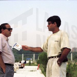 Antonio Talavera con otro hombre en la sede de las pruebas de natación del Pentatlon moderno de los Juegos Olímpicos de 1992