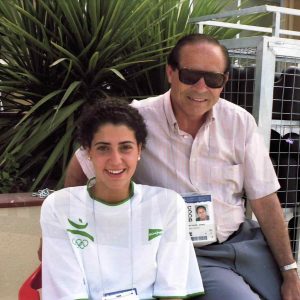 Antonio Talavera, con una atleta del equipo español en la sede de las pruebas de natación del Pentatlon moderno de los Juegos Olímpicos de 1992