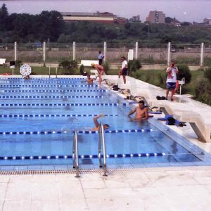 Varios atletas en la sede de las pruebas de natación del Pentatlon moderno de los Juegos Olímpicos de 1992