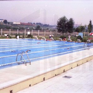 Varios atletas en la sede de las pruebas de natación del Pentatlon moderno de los Juegos Olímpicos de 1992