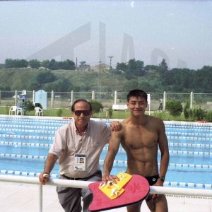 Antonio Talavera con un atleta en la sede de las pruebas de natación del Pentatlon moderno de los Juegos Olímpicos de 1992