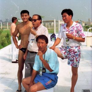 Antonio Talavera junto a un atleta y a otros jueces comiendo un helado junto a la piscina sede de las pruebas de natación del Pentatlon moderno de los Juegos Olímpicos de 1992
