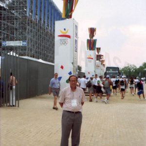 Antonio Talavera en la entrada a la sede de las pruebas de natación del Pentatlon moderno de los Juegos Olímpicos de 1992