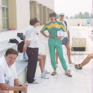 Antonio Talavera charlando con un atleta en la sede de las pruebas de natación del Pentatlon moderno de los Juegos Olímpicos de 1992