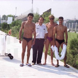 Antonio Talavera con tres atletas en la sede de las pruebas de natación del Pentatlon moderno de los Juegos Olímpicos de 1992