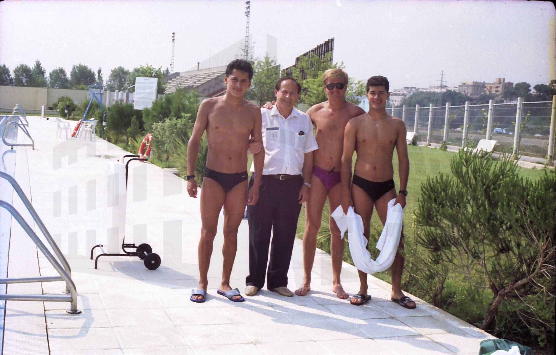 Antonio Talavera con tres atletas en la sede de las pruebas de natación del Pentatlon moderno de los Juegos Olímpicos de 1992