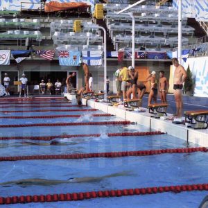 Varios atletas poco antes de tomar la salida en una prueba de natación del Pentatlon moderno de los Juegos Olímpicos de 1992