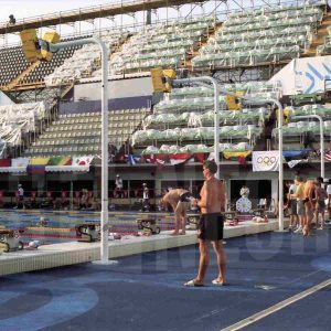 Varios atletas en la piscina antes de una prueba de natación  del Pentatlon moderno de los Juegos Olímpicos de 1992