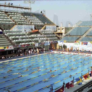 Varios atletas en la piscina sede de las pruebas de natación de los Juegos Olímpicos de 1992