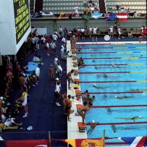 Varios atletas en la piscina sede de las pruebas de natación de los Juegos Olímpicos de 1992