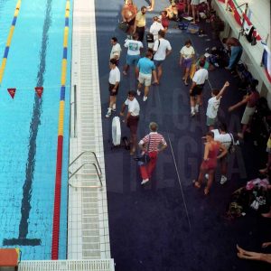 Varios atletas y otras personas en la sede de las pruebas de natación de los Juegos Olímpicos de 1992
