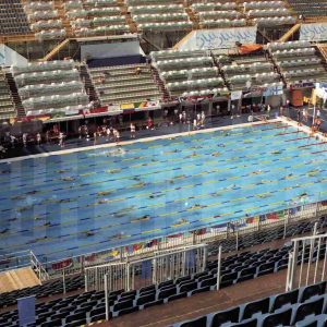 Varios atletas en la sede de las pruebas de natación de los Juegos Olímpicos de 1992