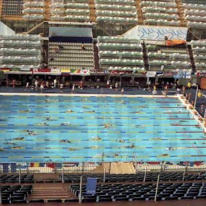 Varios atletas en la piscina sede de las pruebas de natación de los Juegos Olímpicos de 1992