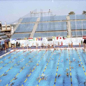 Varios atletas y otras personas  en la piscina sede de las pruebas de natación de los Juegos Olímpicos de 1992