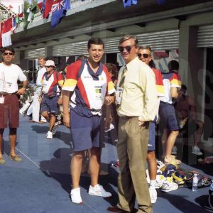 Varios atletas del equipo español y otras personas en la sede de las pruebas de natación de los Juegos Olímpicos de 1992