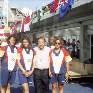 Antonio Talavera con tres atletas del equipo español junto a la piscina sede de las pruebas de natación  de los Juegos Olímpicos de 1992
