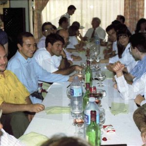 Varias personas durante una comida