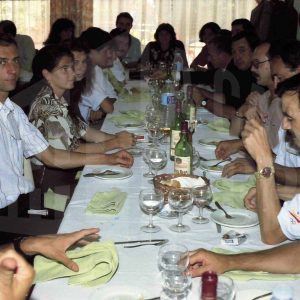 Varias personas durante una comida