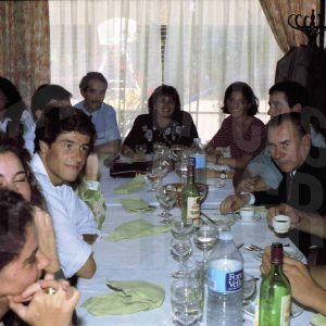 Varias personas durante una comida