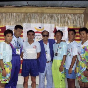 Antonio Talavera con varios atletas de Corea del Sur y Japón en la sede de las pruebas de natación del Pentatlon moderno de los Juegos Olímpicos de 1992