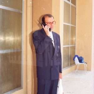 Un señor habla por teléfono