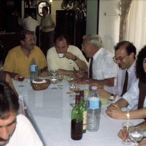 Varias personas durante una comida