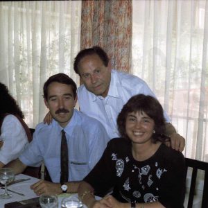 Antonio Talavera junto a dos personas durante una comida