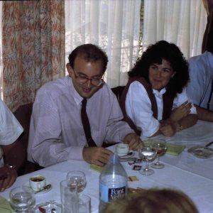 Varias personas durante una comida