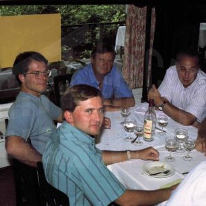 Varias personas durante una comida