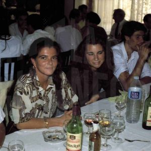 Varias personas durante una comida