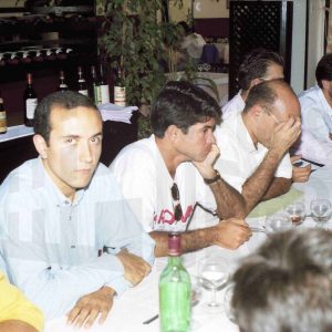 Varias personas durante una comida