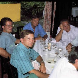 Varias personas durante una comida