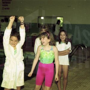 Anabel Madrigal Talavera con otras niñas en la piscina del Polideportivo de Aranjuez