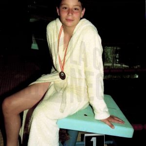 Un nadador con su medalla en la piscina del Polideportivo de Aranjuez