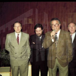 El Alcalde de Madrid, José Mª Álvarez del Manzano, junto a otras personas en un acto en una piscina