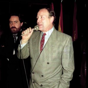 Alocución de José Mª Álvarez del Manzano en un acto en una piscina