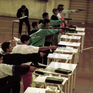 Varios tiradores en una competición de tiro con pistola en Aranjuez