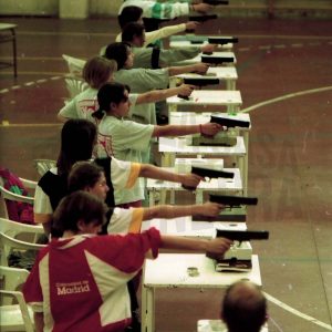 Varias tiradoras en una competición de tiro con pistola en Aranjuez