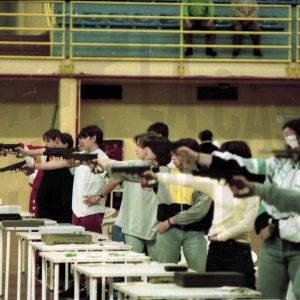 Varios tiradores en una competición de tiro con pistola en Aranjuez