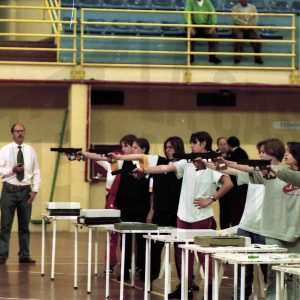 Varias tiradoras en una competición de tiro con pistola en Aranjuez