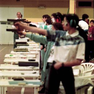 Varios tiradores en una competición de tiro con pistola en Aranjuez